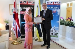 British High Commissioner David Campbell presenting Senior Superintendent Dinah with a certificate