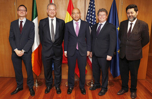 El embajador Simon Manley junto a otros participantes de la conferencia