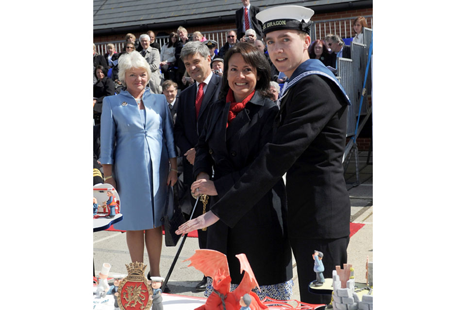 The cutting of the commissioning cake was performed by Mrs Liesl Houston, the Commanding Officer's wife, and Engineering Technician Mark Soldiew, aged 18, the youngest member of the ship's company