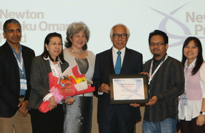 Vicki Treadell & Tan Sri Zakri Abdul Hamid (centre) presented the Newton Prize to Prof Phang Siew Moi (2nd from left) and her team from UM