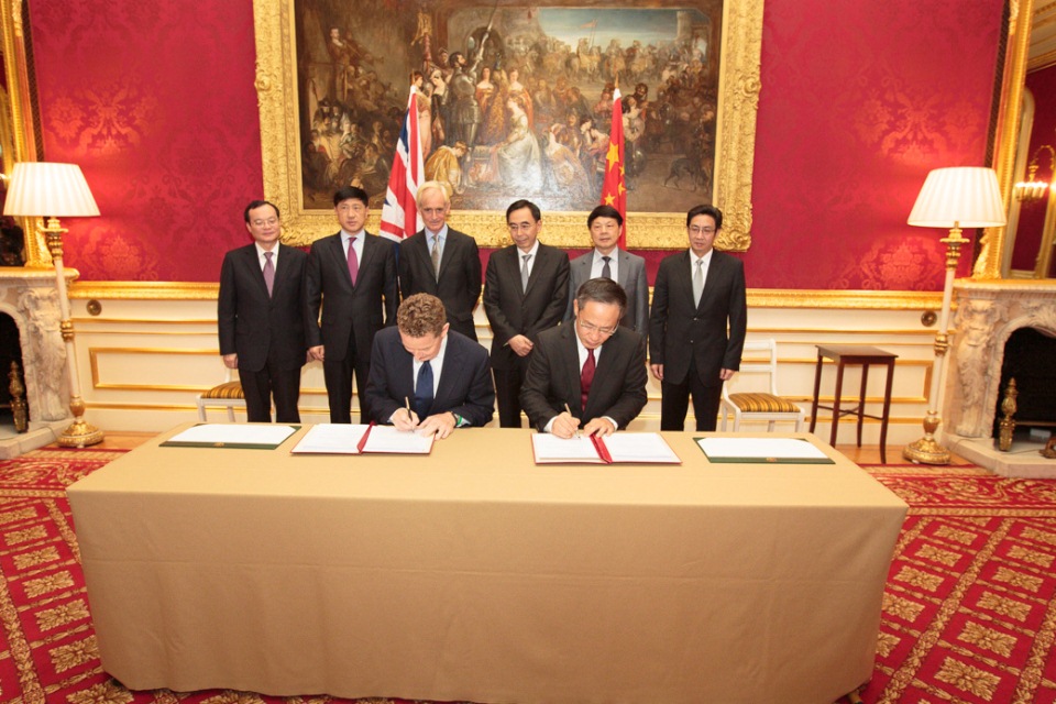 Minister Barker and the Governor of Guangdong (People’s Republic of China), Zhu Xiaodan sign the statement.