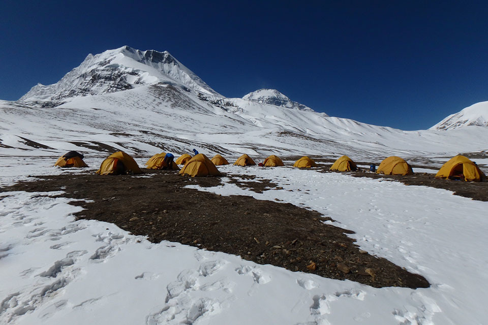 Mountaineering military team take on Nepal for medical research