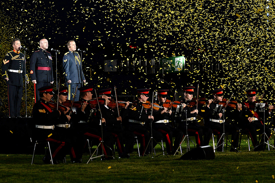 Military musicians and singers performing the Invictus Games anthem