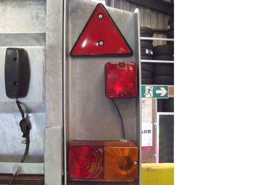 Reversing lamps are optional for O1 trailers, but if fitted must meet the required standard.