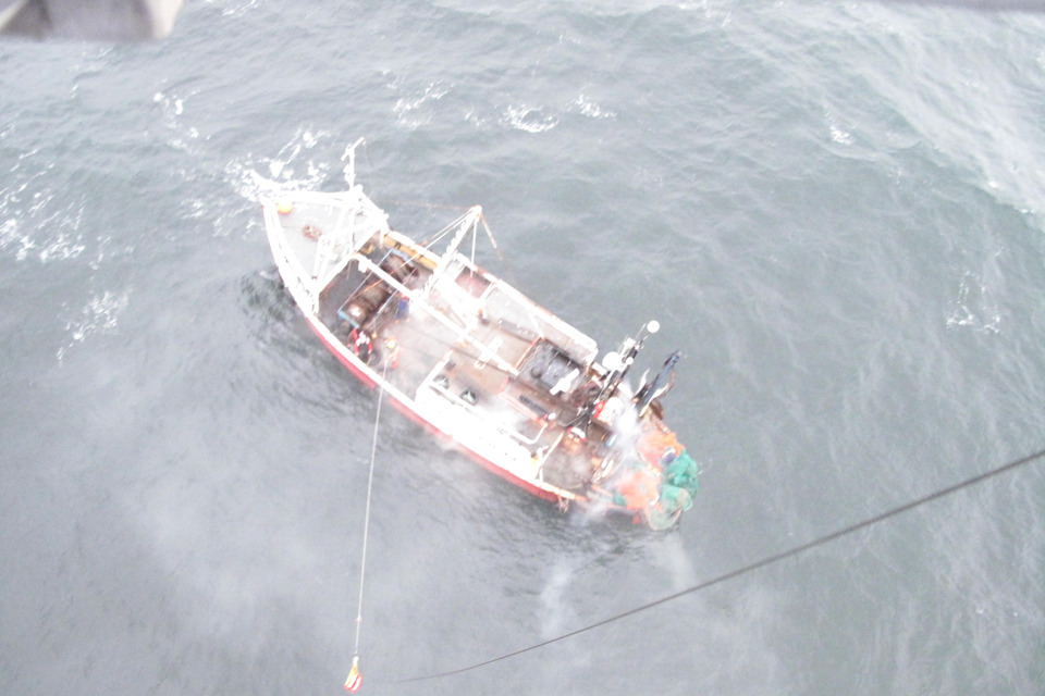 Royal Navy helicopter rescues 4 sailors from burning vessel 