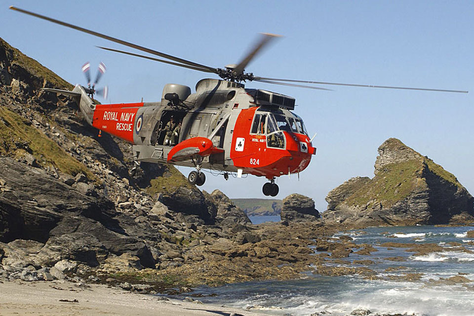 Navy rescue team saves stricken sailors