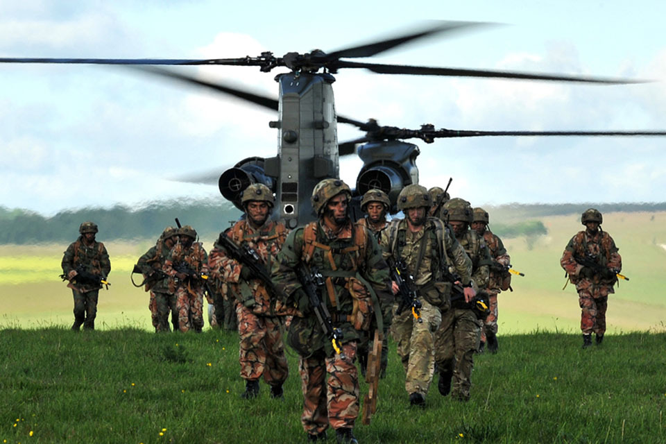 Paras train with Omani soldiers