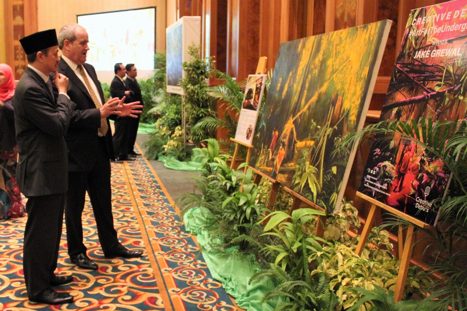 British High Commissioner, David Campbell talking to the Minister of Development about artist Jake Grewall's painting of Brunei's rainforests
