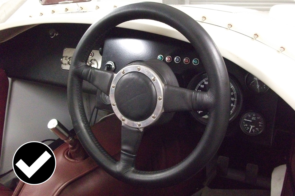 Allowed: steering wheel with edges that are correctly protected.