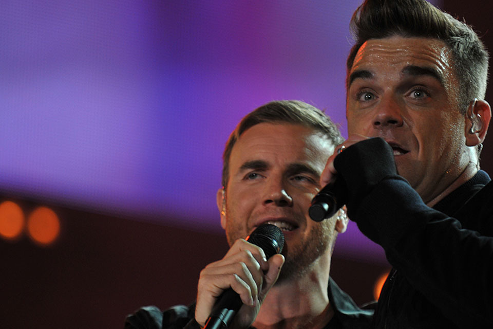 Pop stars sing for wounded troops
