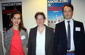 Embajadora británica con fundadores de HealthUnlocked.