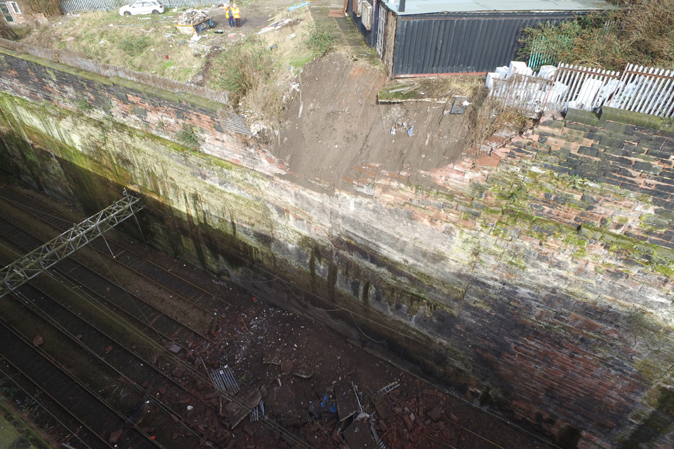 Report 17/2017: Partial collapse of a wall onto open railway lines, Liverpool