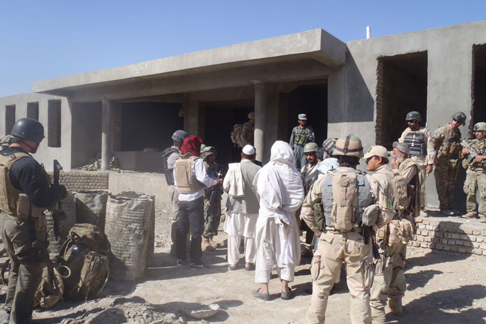 2 PARA help bring education to Helmand village