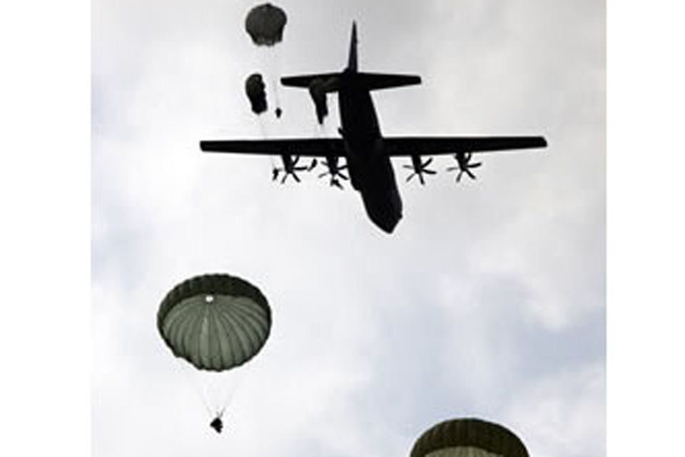 5 soldiers from 2 PARA launched themselves onto the drop zone from an American C-130 aircraft