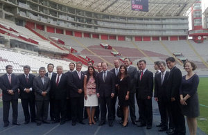Ministro británico para América Latina, Hugo Swire con empresas británicas autoridades y funcionarios peruanos en el Estadio Nacional