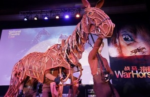 The National Theatre of Great Britain and the National Theatre of China have reached an agreement to bring a Chinese-language version of War Horse onto Chinese stage in autumn 2015. Sebastian Wood, Britain’s Ambassador to China, delivered a speech at the
