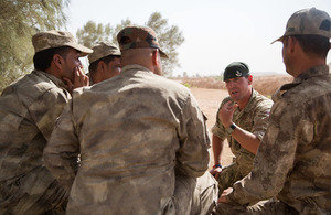 A 2 RIFLES non-commissioned officer briefs Iraqi soldiers before a practical exercise at Camp Al Asad, Iraq. Crown copyright.
