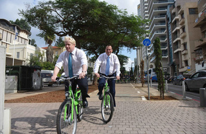 London Major Boris Johnson with Tel Aviv Mayor Ron Huldai