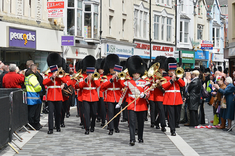 Welsh Guards cheered at Rhondda Cynon Taf freedom parade