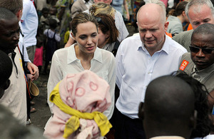 2013年3月、ヘイグ外相とアンジェリーナ・ジョリーさんがコンゴ民主共和国東部の難民キャンプを訪れました