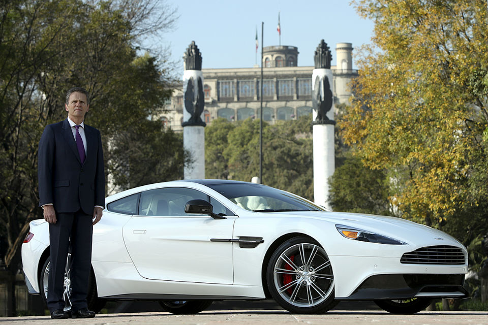 El Embajador británico Duncan Taylor celebra la llegada de Aston Martin a México