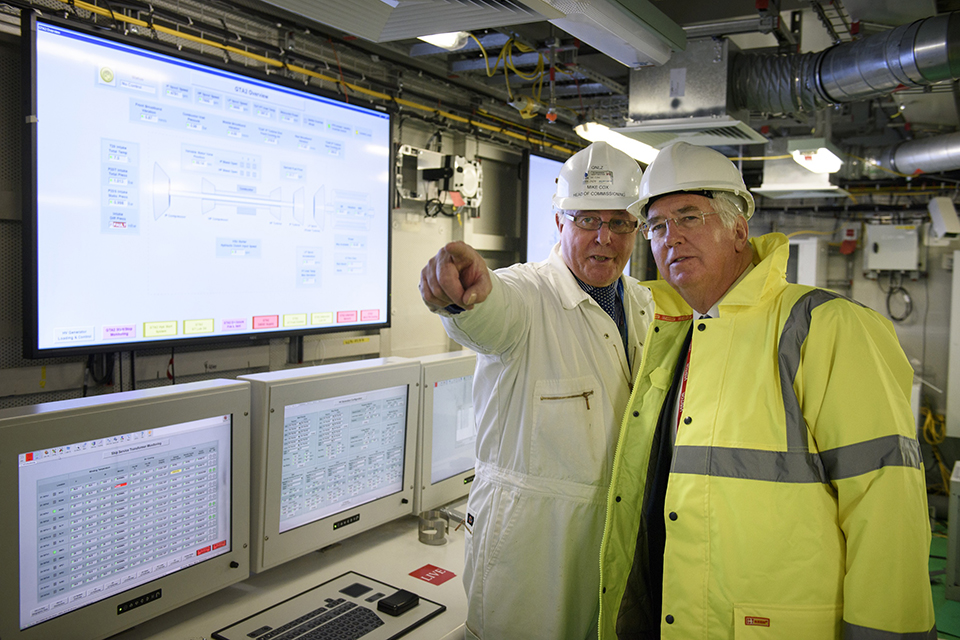 Mike Cox, Head of Commissioning at the Ships Control Centre speaking to the Defence Secretary. Picture: Aircraft Carrier Alliance, John Linton 2015.