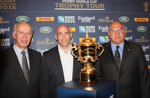 Embajador británico, John Freeman con Felipe Contepomi y Carlos Araujo, presidente de la Unión Argentina de Rugby