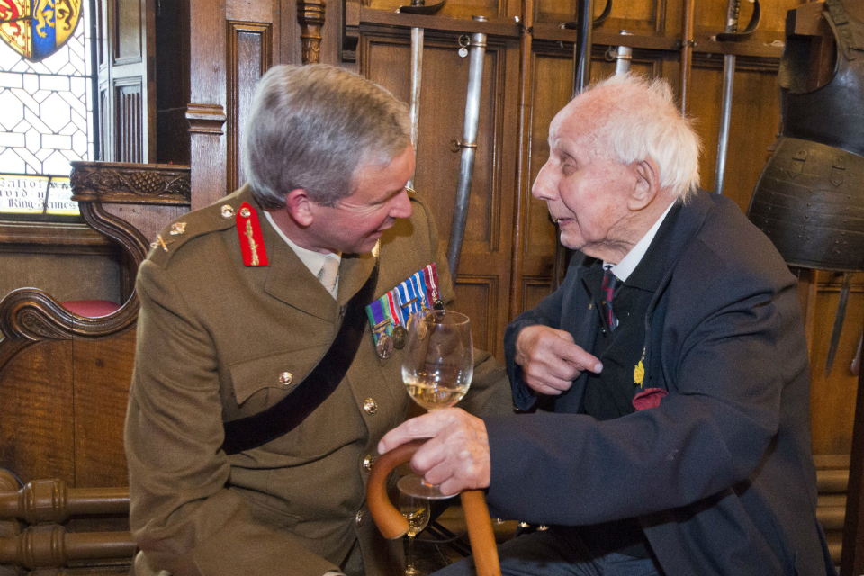 Major General Eeles chats to WW2 veteran Jimmy Sinclair