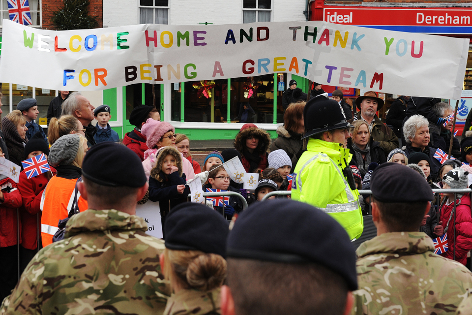 Large crowds in Derehm welcome The Light Dragoons 