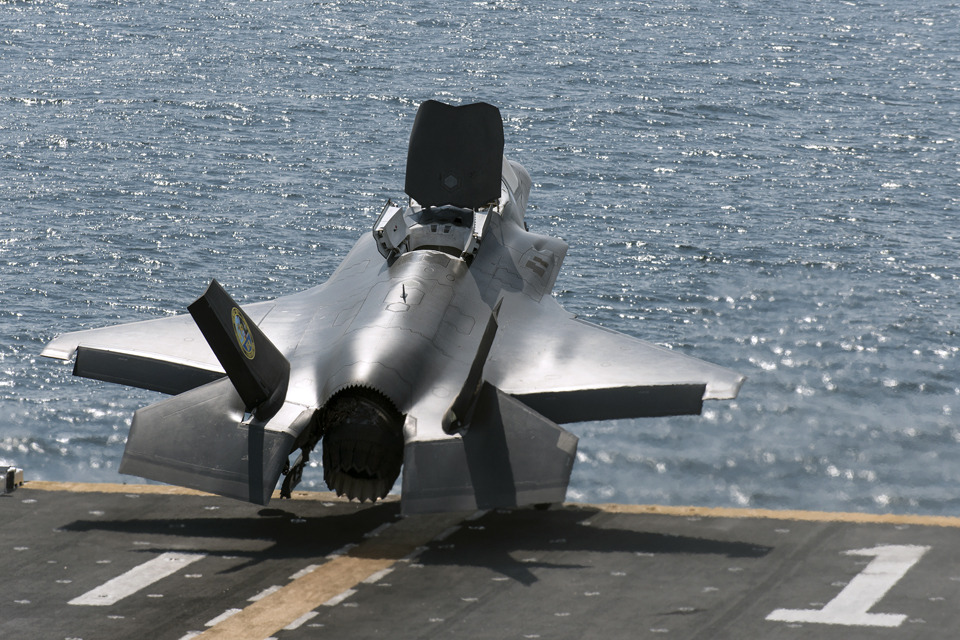 Lightning II jets in vertical night landing tests