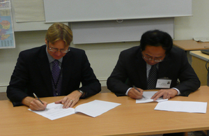 Photo of Richard Sanders and Han Yi signing the Memorandum of Understanding