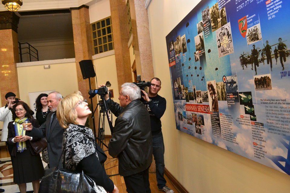 Memorial picture of a Jewish martyr unveiled at the British Embassy Budapest