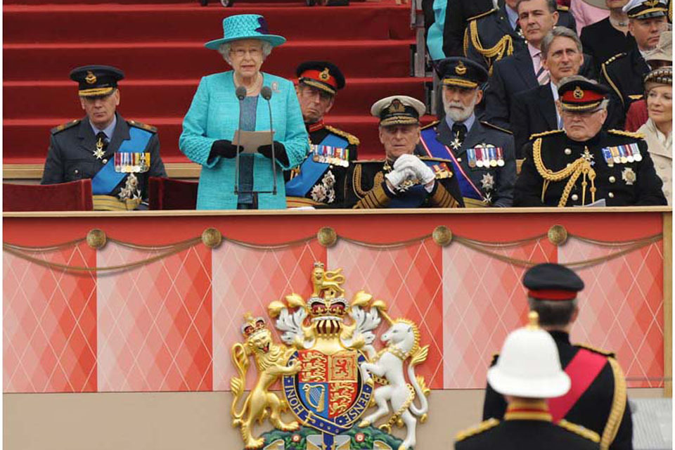 Queen thanks Armed Forces for Jubilee Muster
