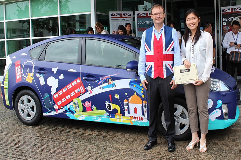 British High Commissioner, Rob Fenn, with winner, Carolyn Lee
