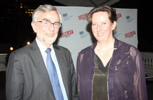 Embajadora Fiona Clouder con el Sr. Frédéric Jenny, Presidente del Comité de Competencia de la OCDE.