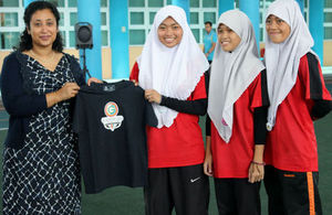 Acting British High Commissioner Mrs Sunny Ahmed presenting one of the winning teams with Glasgow 2014 tshirts