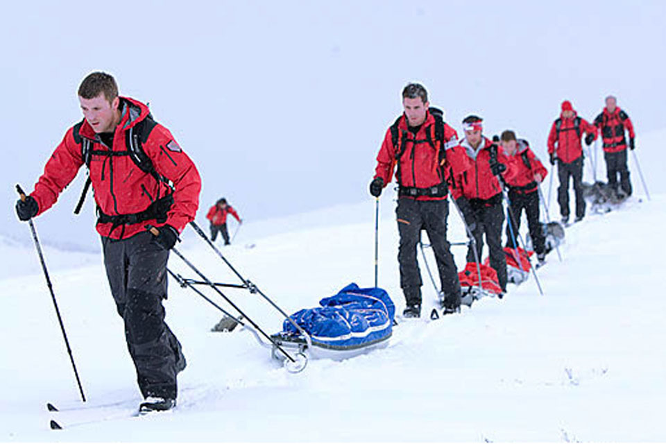 Prince Harry joins wounded soldiers in Pole trek