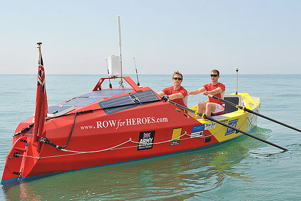 Army doctors attempt to row around UK