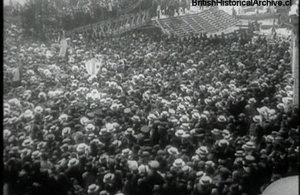 Image of crowd greeting the YELCHO in Valparaíso.