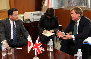 Mr Simon Burns, Minister of State for Transport, speaking with MLIT Senior Vice-Minister Hiroshi Kajiyama