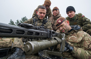 Soldiers from Kings Royal Hussars are shown around the turret of the Polish Leopard 2 main battle tank [Picture: Staff Sergeant Mark Nesbit RLC Crown copyright]