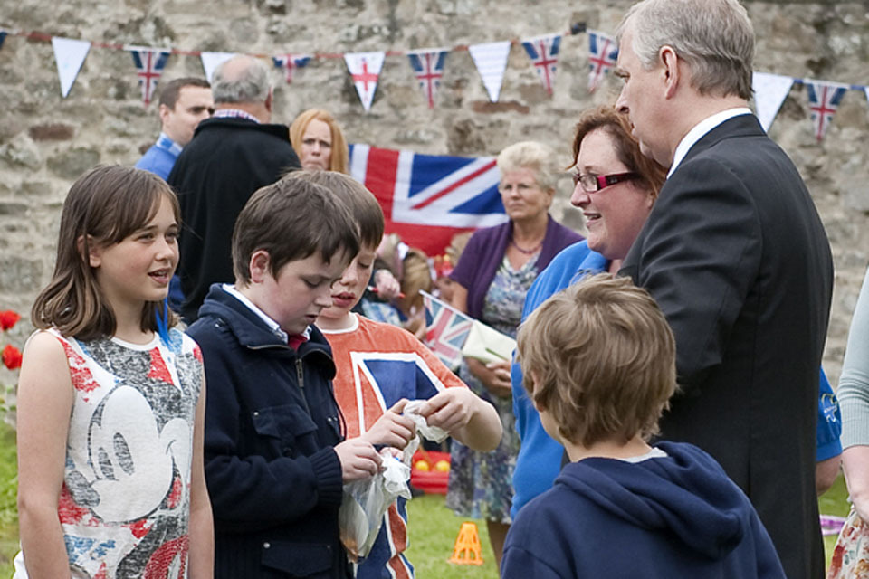 Prince honours RAF children