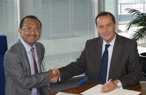 Zaafril Razief Amir, CEO of ASEI and Steve Dodgson, Business Group Director, UKEF