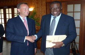 UK Minister for Africa, Mark Simmonds, being welcomed by Namibia's Prime Minister, Right Hon. Hage Geingob