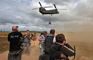 An RAF Chinook brings in a light gun (and plenty of dust) for the gathered media [Picture: Richard Watt, Crown copyright]
