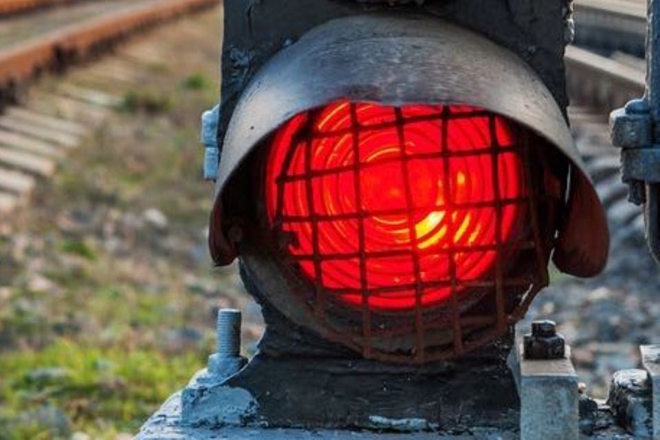 Business contracts: alternative railway signalling systems