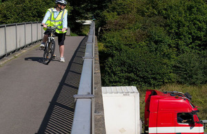 Cyclist looking at a lorry.