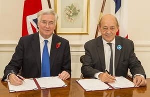 Defence Secretary Michael Fallon and French Minister for Defence Monsieur Le Drian. Crown Copyright.