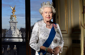 Her Majesty The Queen (© John Swannell, Royal Household, Camera Press)