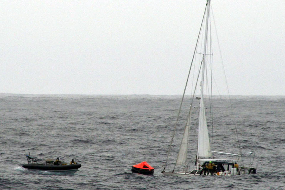 HMS Clyde rescues British family in Atlantic